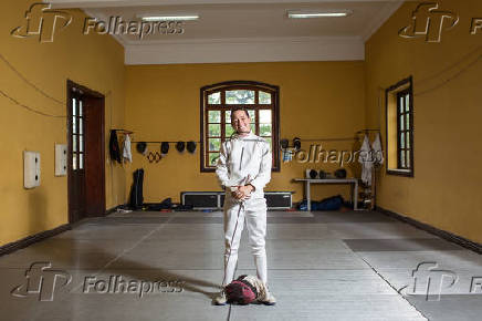 Retrato da atleta brasileira Stephany Saraiva durante treino de esgrima, no Rio