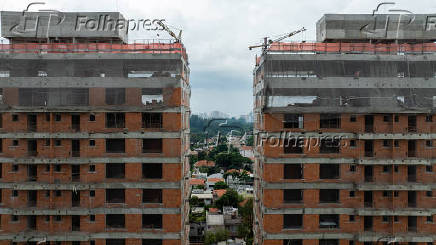 Prdios residenciais em obras na avenida Santo Amaro, no bairro Vila Nova Conceio