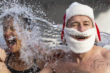 Traditional pre-Christmas swim in Geneva