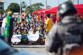 Manifestantes fazem protesto em via de acesso ao Castelão