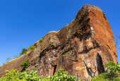 Rocha de arenito vermelho se destaca na paisagem do cerrado do Jalapo