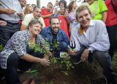 Guilherme Boulos e Marta Suplicy plantam mudas na zona sul de SP