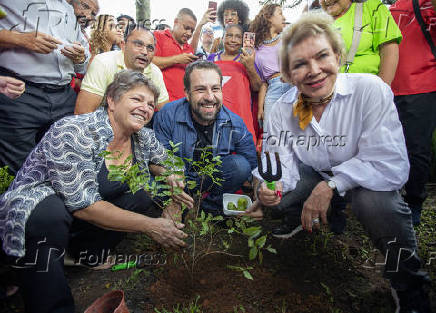 Guilherme Boulos e Marta Suplicy plantam mudas na zona sul de SP