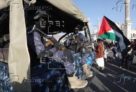 Houthi supporters rally in Sana'a in solidarity with the Palestinian people