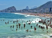 Praia de Copacabana lotada com banhistas e turistas