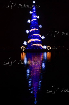 Folhapress - Fotos - Vista da árvore de Natal da lagoa Rodrigo de Freitas