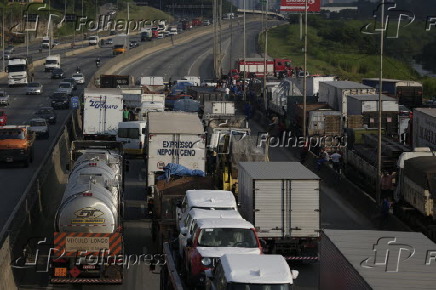 Protesto de caminhoneiros na Ferno Dias, SP