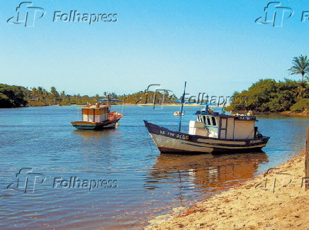 Barcos de pesca ancorados nas guas