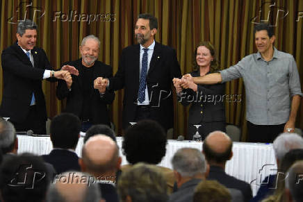 Lula com petistas como Gleisi Hoffmann e Fernando Haddad ( dir.)