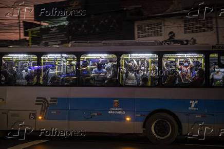  Passageiros em nibus lotado na avenida Dona Belmira Marin.