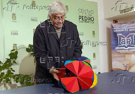 El escultor mexicano Sebastin dona una obra a un pequeo pueblo de La Mancha (Espaa)