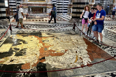 La catedral de Siena destapa su pavimento: un enorme 'puzle' de mrmol e historia