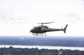 Helicptero do Ibama sobrevoa a cidade de Tabatinga