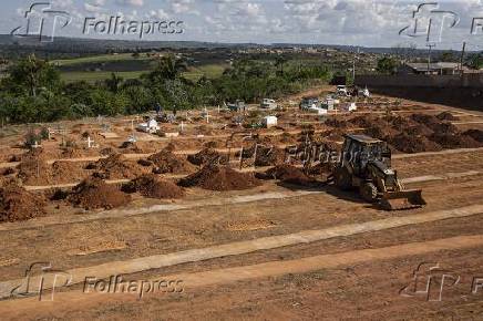 Preparao de covas, no cemitrio So Sebastio, em Altamira (PA)