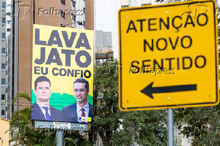 Outdoor com as imagens de Sergio Moro e Deltan Dallagnol, em Curitiba (PR)