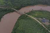 Vista area da ponte sobre o Rio Ribeira de Iguape
