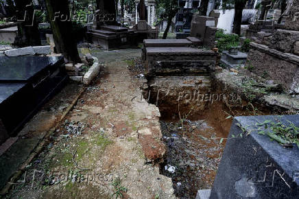 Tmulo danificado no cemitrio da Consolao, em So Paulo