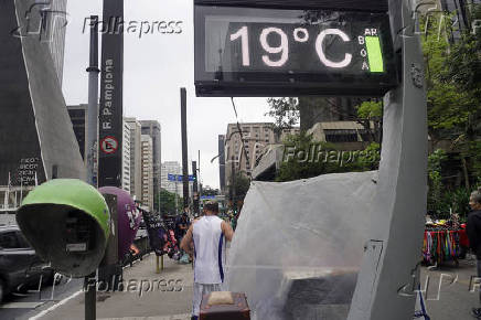 Pedestres enfrentam tarde gelada na Paulista