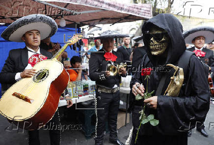 Creyentes festejan a la Santa Muerte en Ciudad de Mxico