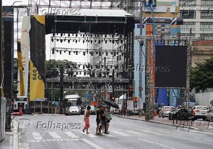 Operrios trabalham na concluso do Palco da Virada na Paulista em SP