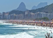 Praia de Copacabana lotada com banhistas e turistas