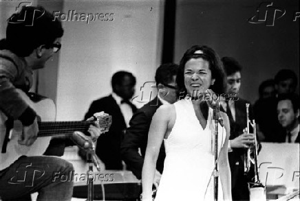 A cantora Elis Regina apresentando-se