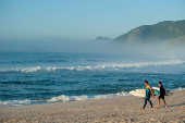 Surfistas na praia da Macumba