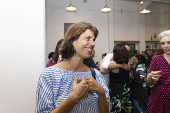 Artista Elisa Stecca durante a inaugurao da Galeria 