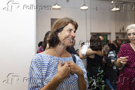 Artista Elisa Stecca durante a inaugurao da Galeria 