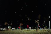 Festival de pipas noturnas na praia do Recreio dos Bandeirantes, na zona oeste Rio