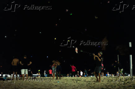 Festival de pipas noturnas na praia do Recreio dos Bandeirantes, na zona oeste Rio