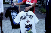 Fs em frente ao Copacabana Palace aguardam chegada de Madonna