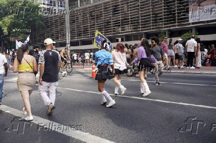 Movimentao na Avenida Paulista na tarde deste domingo