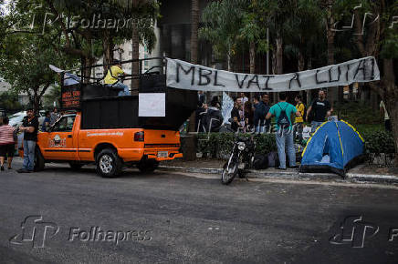 Aps retirada de perfis, MBL faz protesto contra empresa em sp