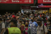 Passageiros aglomerados na estao Luz da CPTM, em So Paulo