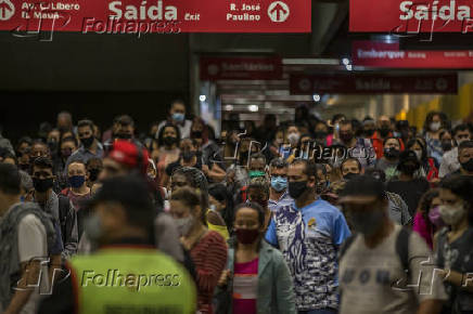 Passageiros aglomerados na estao Luz da CPTM, em So Paulo