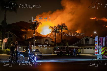 Firefighters battle 'Airport Fire' wildfire in California