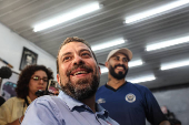 Boulos corta o cabelo em barbearia na Cidade Ademar