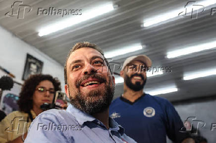 Boulos corta o cabelo em barbearia na Cidade Ademar