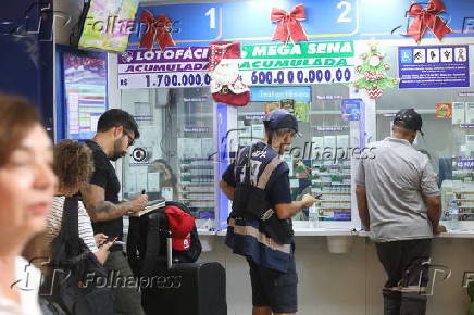 Movimentao de apostadores na lotrica do aeroporto de Congonhas