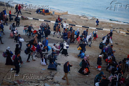 Displaced Palestinians wait to be allowed to return to their homes in northern Gaza, in the central Gaza Strip