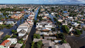 Bairro Mathias Velho, em Canoas (RS), pernamece alagado