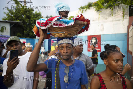 Decenas de devotos veneran a la Virgen de Regla en vsperas del da de la Patrona de Cuba