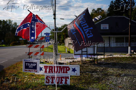 Roadside stand selling Trump merchandise in Valencia