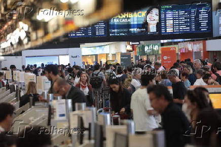 Movimentao intensa de passageiros  no saguo do Aeroporto de Congonhas