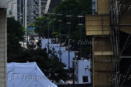 Montagem do palco do rveillon na paulista 2025 em so paulo