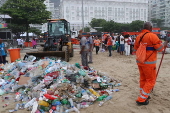 Limpeza da praia copacabana pela comlurb