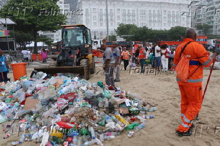 Limpeza da praia copacabana pela comlurb