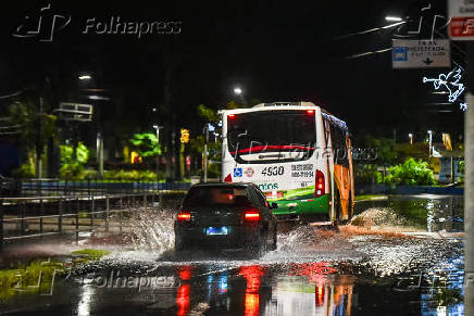 Chuva cai na cidade de Santos