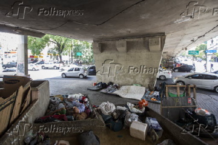 Moradores de rua na praa 14 Bis no centro de So Paulo